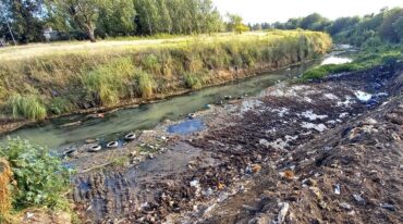 La contaminación en el arroyo Ludueña que serpentea gran parte de la ciudad de Rosario genera preocupación en el Palacio Vasallo. Archivo.