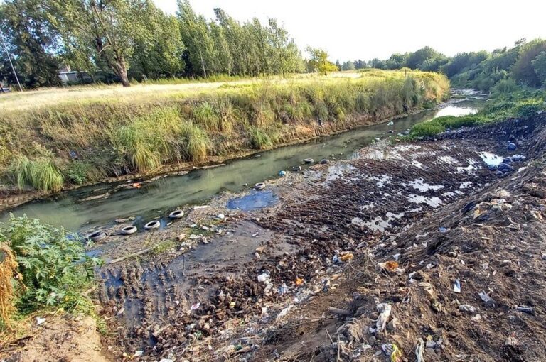 La contaminación en el arroyo Ludueña que serpentea gran parte de la ciudad de Rosario genera preocupación en el Palacio Vasallo. Archivo.