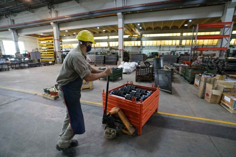 La dificultad no sólo complica el ingreso de mercadería terminada