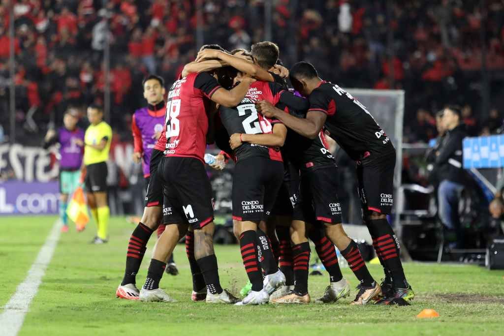 Newell's quiere festejar también en el torneo como lo hace en la Sudamericana. Archivo.