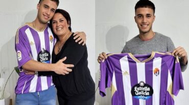 La alegría de Franco y el orgullo de su mamá Gisela luego de firmar el contrato.