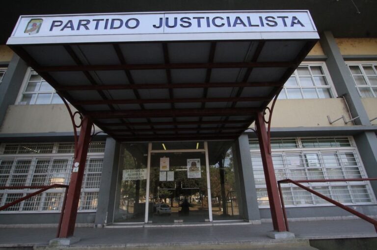 Frente de la sede del PJ.  Mirador