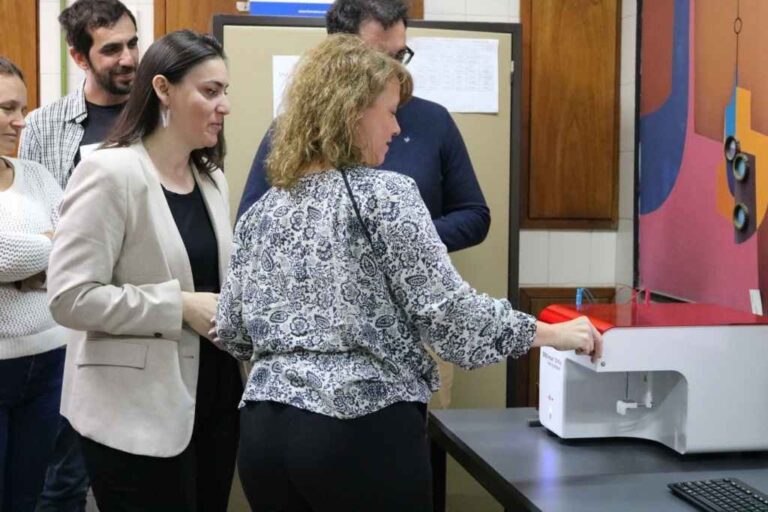El aparato adquirido permite la realización de estudios inmunológicos. Gentileza: prensa Gobierno de Santa Fe.