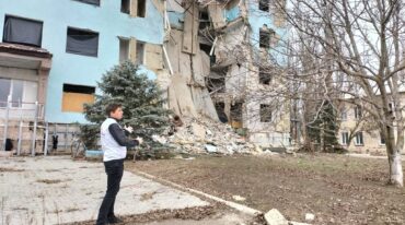 Paulo Milanesio en medio de un conjunto de edificios residenciales destruidos en una ciudad de Ucrania. Gentileza MSF