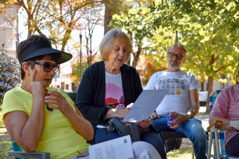 'Hilando Palabras' es un taller de escritura y lectura en el que se leen a escritoras con la intención de reivindicar las voces de las que escriben y que escribieron.