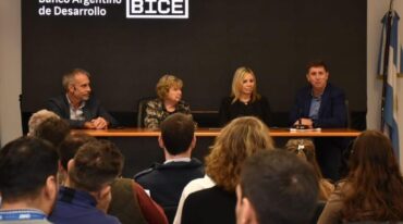'Facilitar la llegada de la Directora del Banco de Inversión y Comercio Exterior María de los Angeles Sacnun para que pueda detallar las posibilidades que la institución ofrece a empresarios y productores del sector lácteo de toda la región fue muy satisfactorio y un nuevo paso para que quienes componen este sector productivo tengan información de primera mano que les permita decidir mejor.'agrega Gentileza