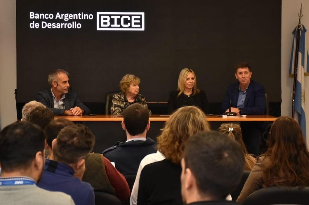 'Facilitar la llegada de la Directora del Banco de Inversión y Comercio Exterior María de los Angeles Sacnun para que pueda detallar las posibilidades que la institución ofrece a empresarios y productores del sector lácteo de toda la región fue muy satisfactorio y un nuevo paso para que quienes componen este sector productivo tengan información de primera mano que les permita decidir mejor.'agrega Gentileza