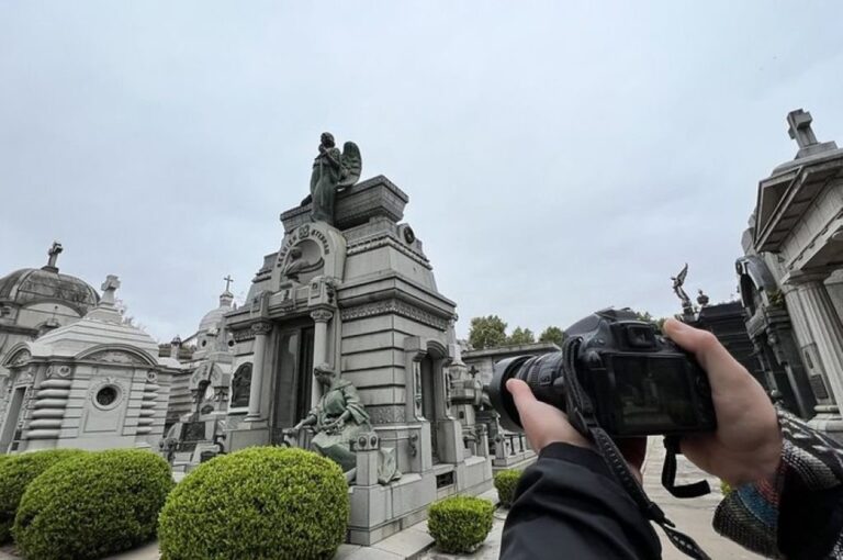 El cementerio El Salvador está inspirado en los cementerios monumentales del Siglo XIX y como tal