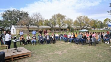 Funcionarios durante la actividad en la localidad de Gálvez. Gentileza