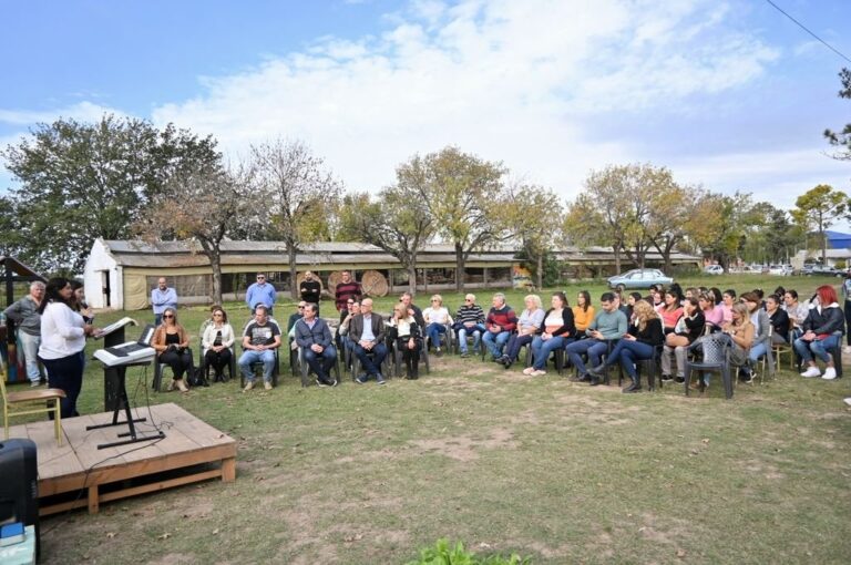 Funcionarios durante la actividad en la localidad de Gálvez. Gentileza