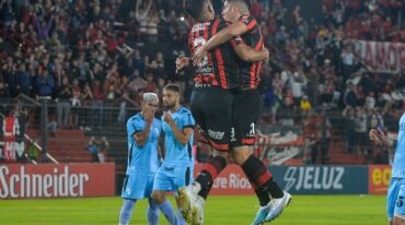 El Santo festejó dentro de un polémico partido.  Prensa Patronato
