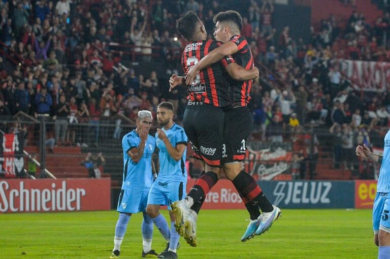 El Santo festejó dentro de un polémico partido.  Prensa Patronato