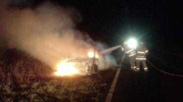 Un Peugeot 408 terminó totalmente calcinado. Gentileza.