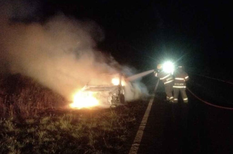 Un Peugeot 408 terminó totalmente calcinado. Gentileza.