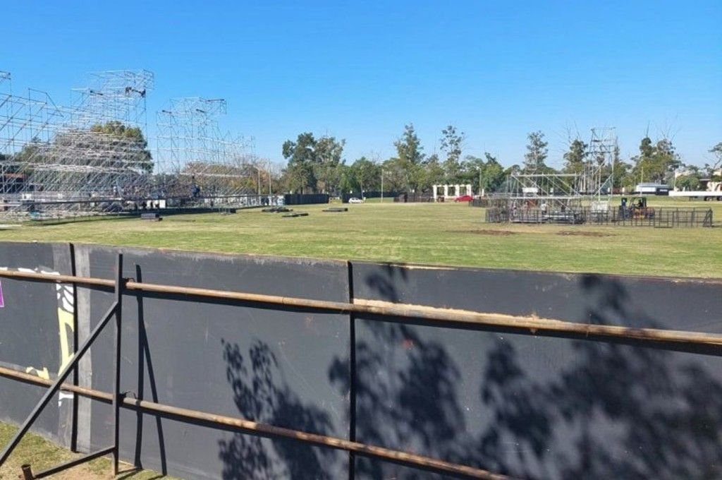 El predio ya fue cerrado y se ultiman preparativos del escenario.