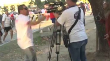 Un hincha tatengue insultó a los trabajadores y golpeó la cámara. Captura digital.