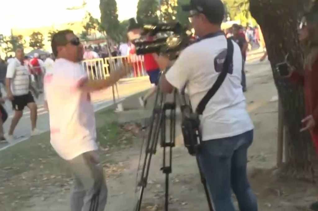 Un hincha tatengue insultó a los trabajadores y golpeó la cámara. Captura digital.