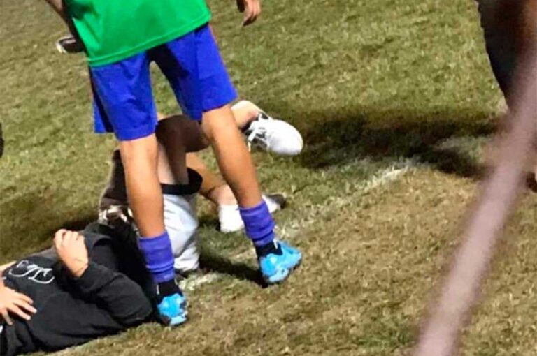 El jugador Arias sufrió una grave fractura en medio de la pelea.