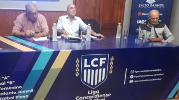 Julio Larroca anunció el parate del fútbol por 15 días (de izquierda a derecha: Horacio Sandoval
