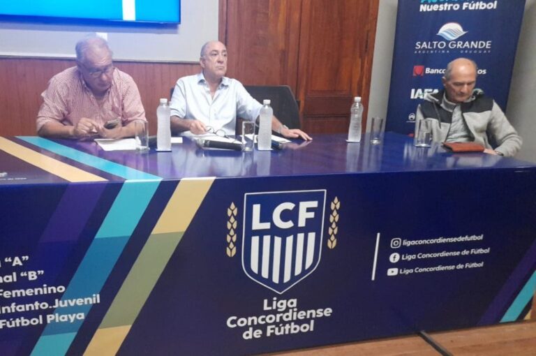 Julio Larroca anunció el parate del fútbol por 15 días (de izquierda a derecha: Horacio Sandoval