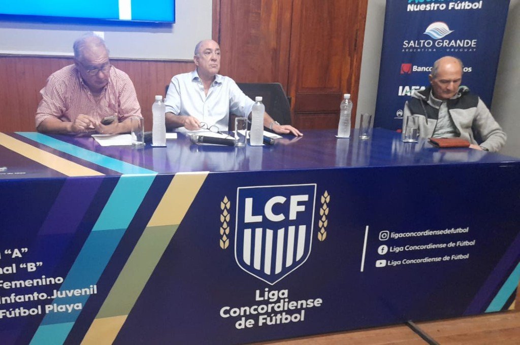 Julio Larroca anunció el parate del fútbol por 15 días (de izquierda a derecha: Horacio Sandoval