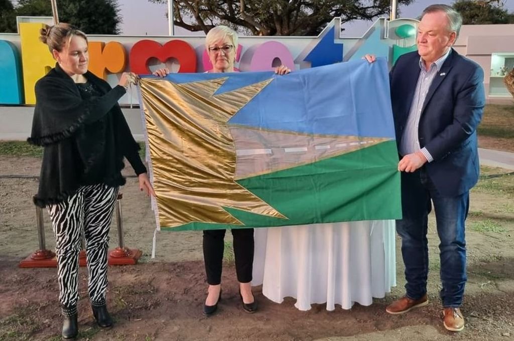 En parte de sus considerandos la ordenanza indica que 'Ambrosetti con su amplio distrito quedará integrada desde hoy junto a todas las ciudades y localidades de este país que exhiben orgullosos su símbolo representativo'. Gentileza