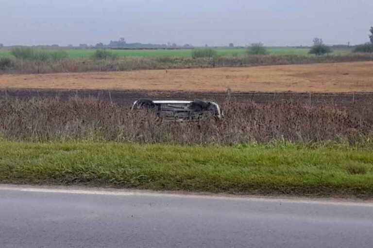 El coche quedó a la vera de la ruta. Gentileza.