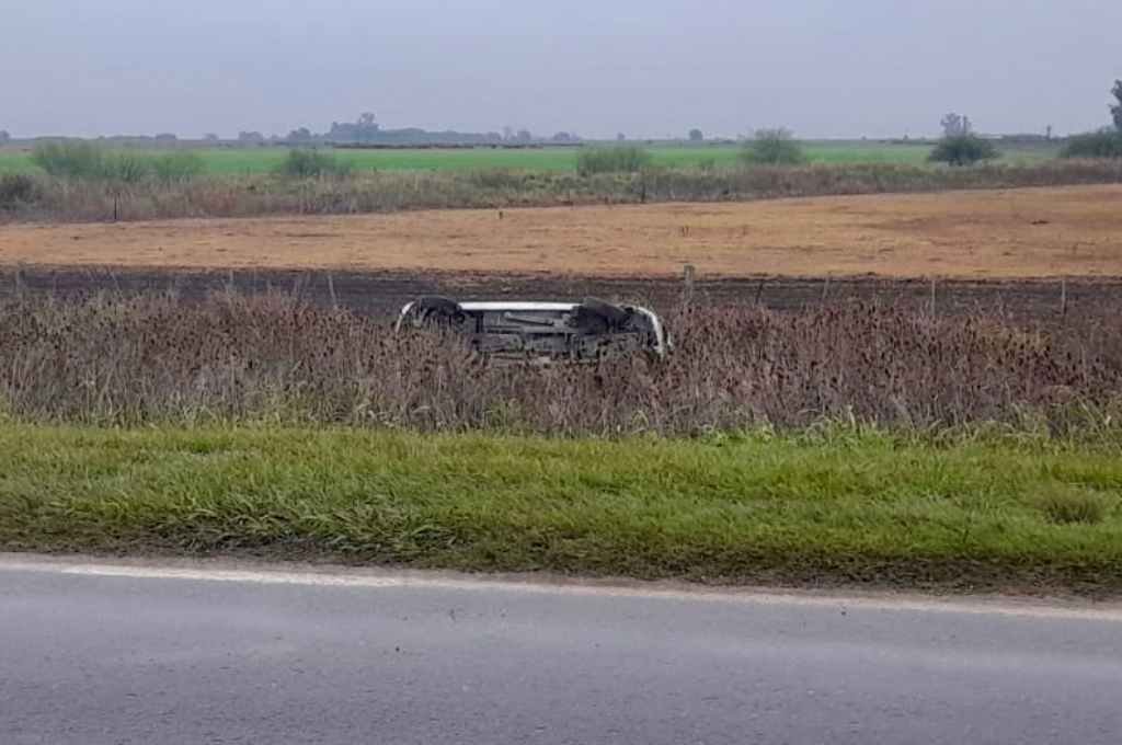 El coche quedó a la vera de la ruta. Gentileza.