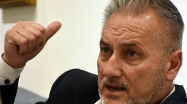 Lewandowski (completa fórmula con la ministra Silvina Frana