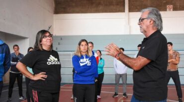El reconocido preparador físico disertó en el Polideportivo de Ramírez.