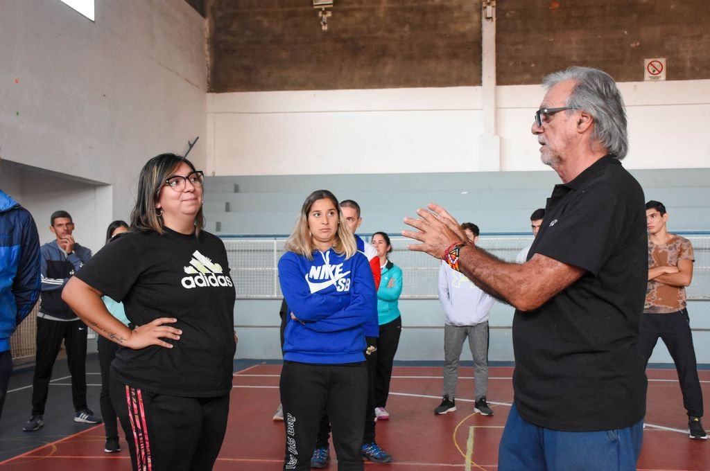El reconocido preparador físico disertó en el Polideportivo de Ramírez.
