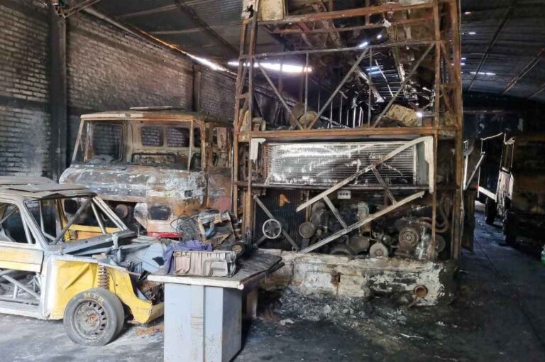 Las llamas alcanzaron colectivos