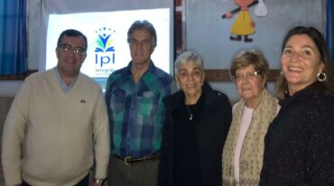 Integrantes de la asociación civil Integrar para Incluir trabajan con la comunidad de las escuelas que funcionan en la Parroquia Gruta de Lourdes.