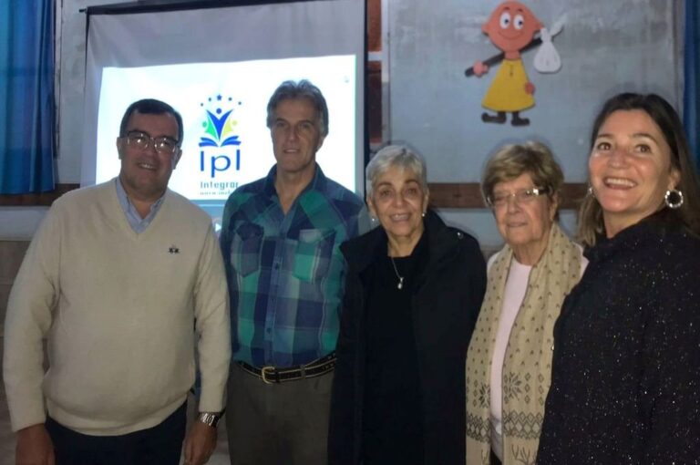 Integrantes de la asociación civil Integrar para Incluir trabajan con la comunidad de las escuelas que funcionan en la Parroquia Gruta de Lourdes.