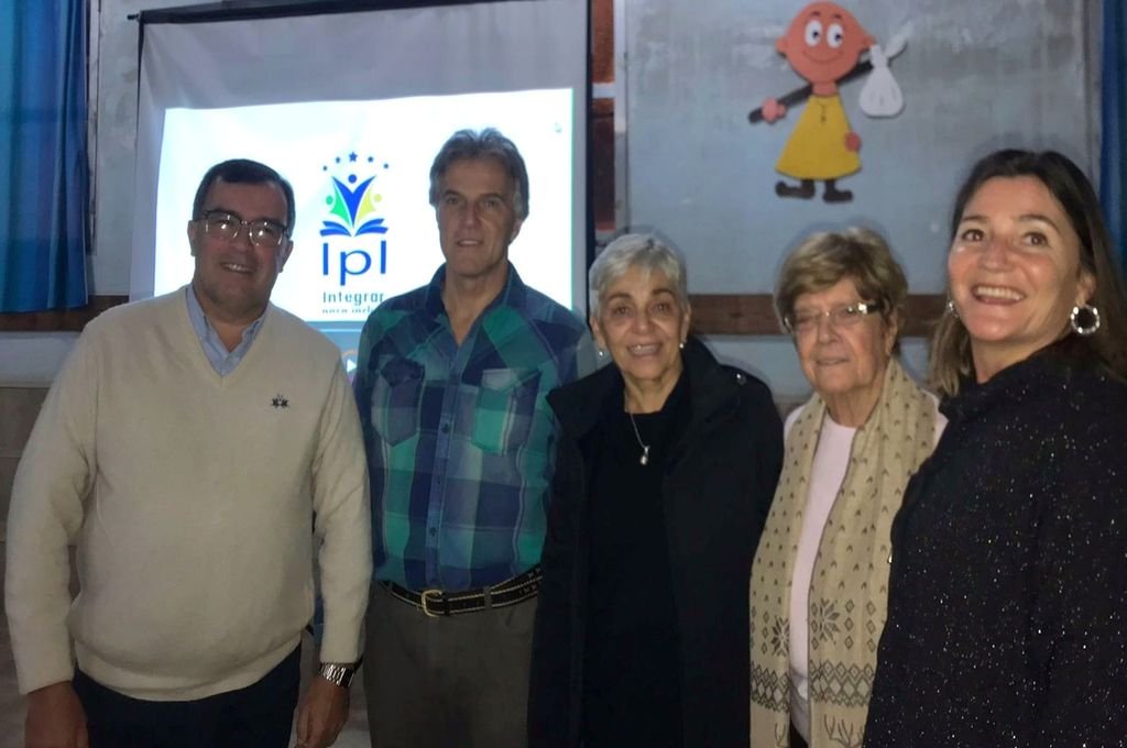 Integrantes de la asociación civil Integrar para Incluir trabajan con la comunidad de las escuelas que funcionan en la Parroquia Gruta de Lourdes.