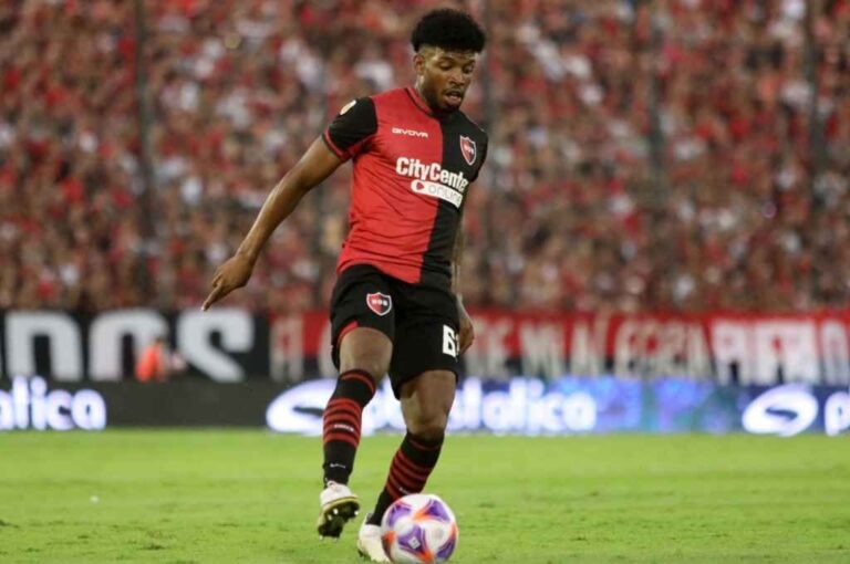 Jherson Mosquera es una fija para el duelo en Santa Cruz. El propio entrenador explicó las condiciones a explotar del lateral cafetero en partidos donde el rival deja algunos espacios por las bandas. Gentileza.