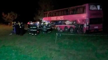 Así quedó el colectivo tras la colisión. Gentileza: Posta Rosquín.