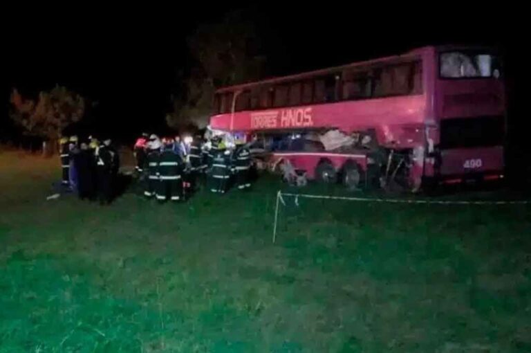 Así quedó el colectivo tras la colisión. Gentileza: Posta Rosquín.