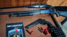 Las armas fueron secuestradas por personal del Comando Radioeléctrico de la Policía de la Provincia de Santa Fe. Gentileza.