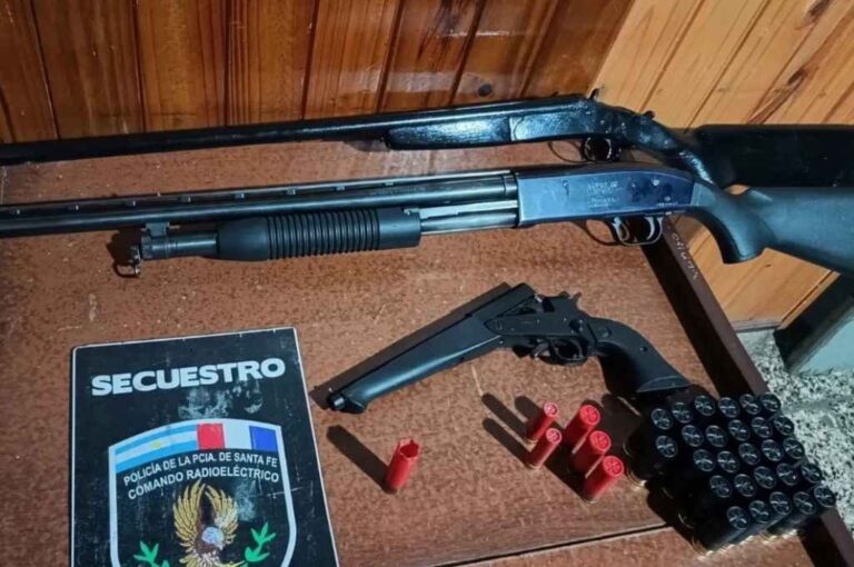 Las armas fueron secuestradas por personal del Comando Radioeléctrico de la Policía de la Provincia de Santa Fe. Gentileza.