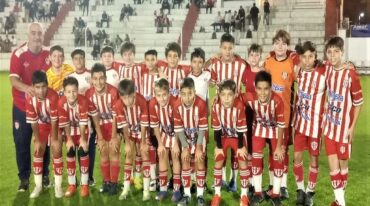 Los chicos de Atlético Paraná y Colón de Santa Fe a puro fútbol y amistad.