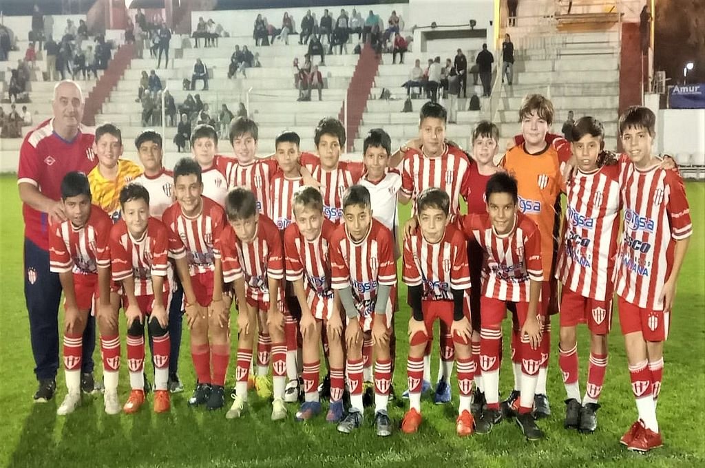 Los chicos de Atlético Paraná y Colón de Santa Fe a puro fútbol y amistad.