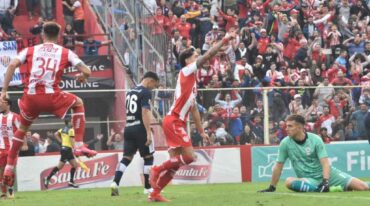 Dómina festeja su gol