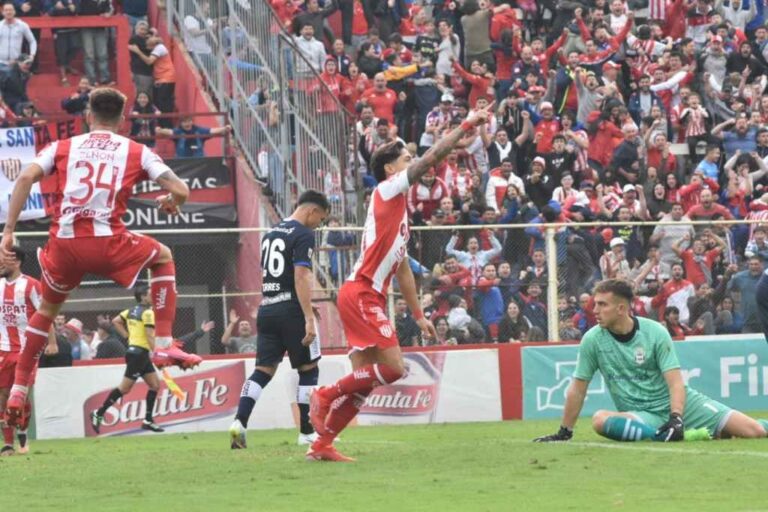 Dómina festeja su gol