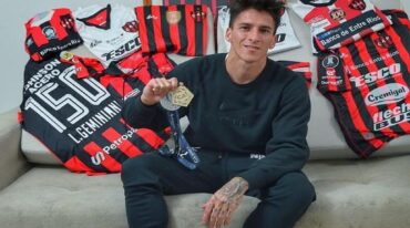 Lautaro Geminiani con las medallas de campeón y sub campeón
