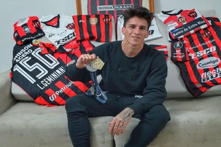 Lautaro Geminiani con las medallas de campeón y sub campeón
