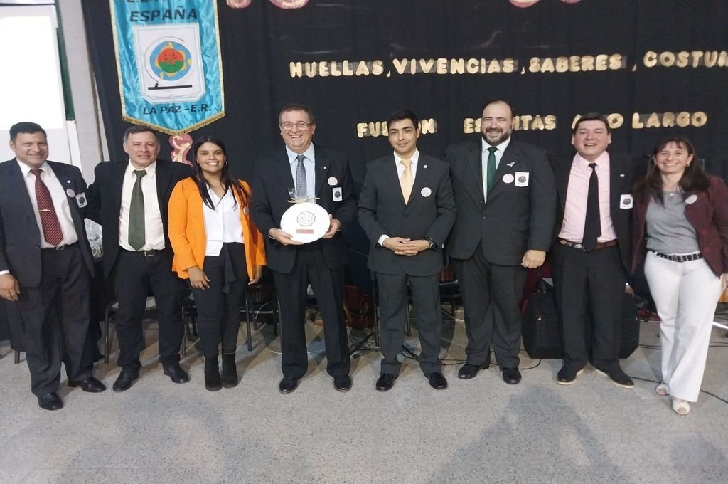 Con un emotivo acto