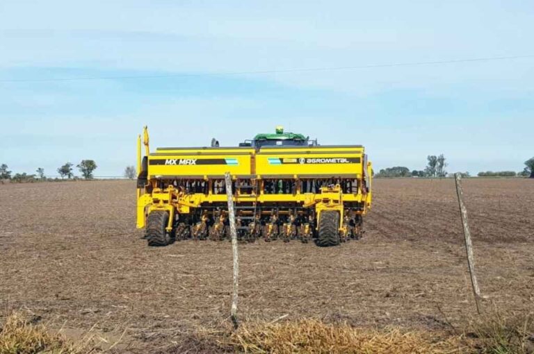 Lote de rastrojo de soja temprana; en pleno proceso de siembra