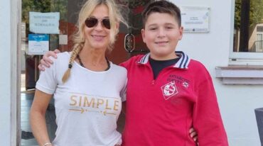 Juan y su mamá luego de recibir una distinción en la Comuna de Villa Eloisa. Gentileza.