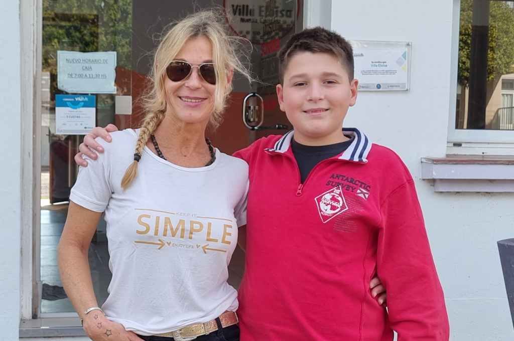 Juan y su mamá luego de recibir una distinción en la Comuna de Villa Eloisa. Gentileza.